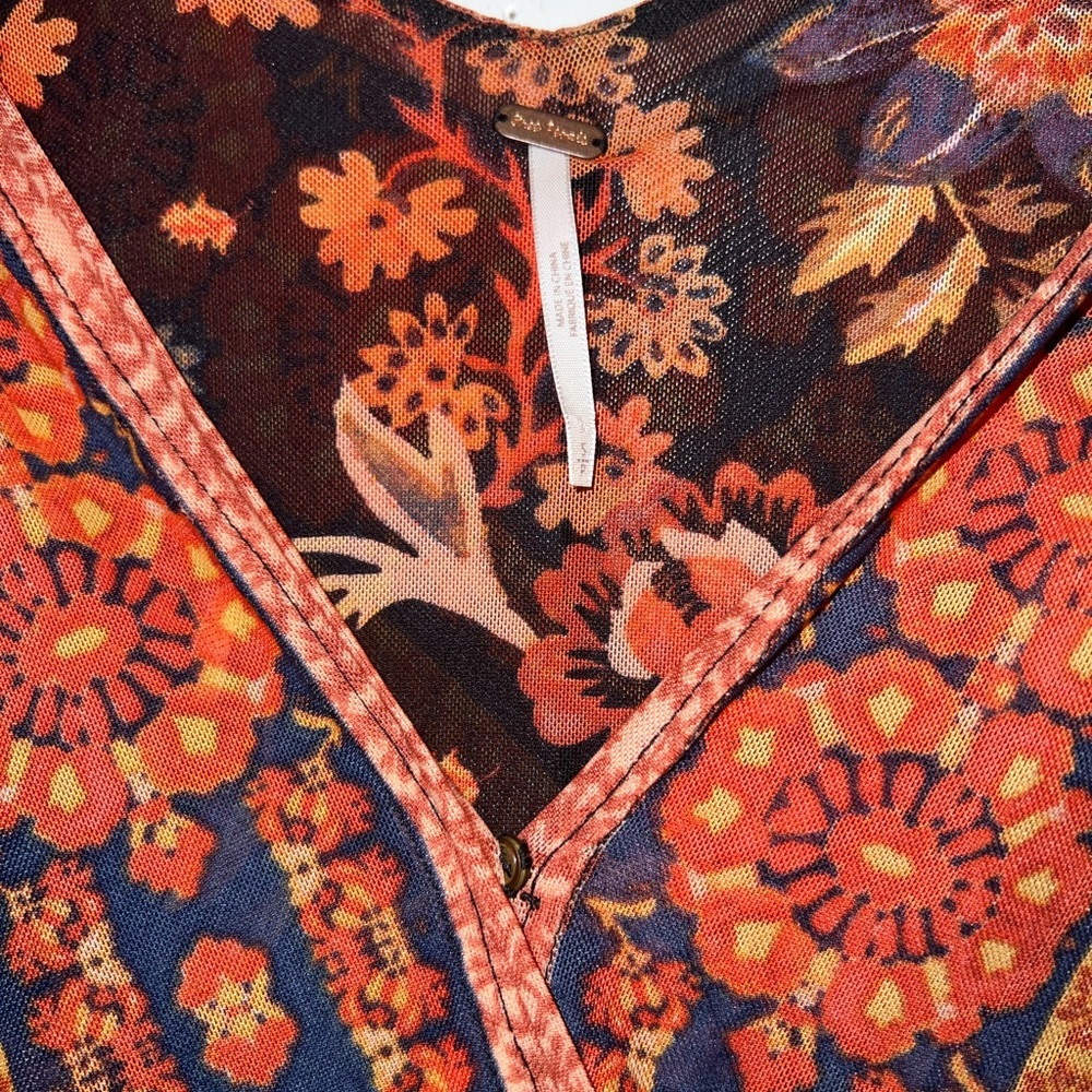 Free people printed sleeveless shirt. Elastic waist and loose fitting.